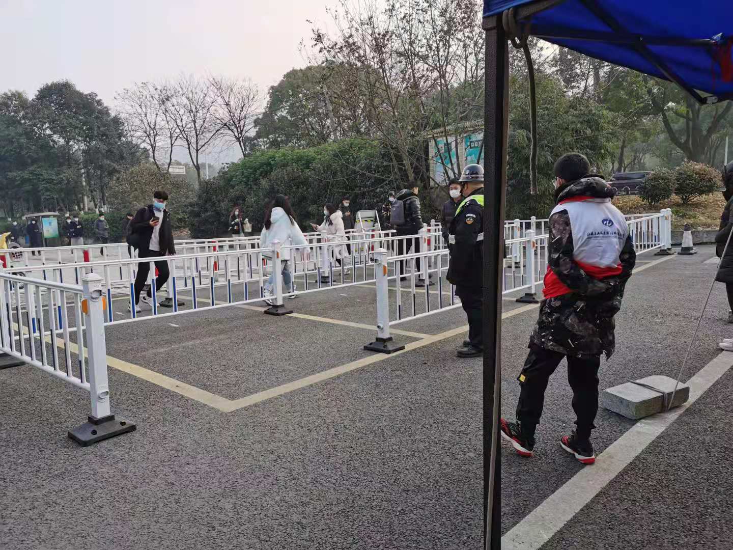 强化制度执行，严把校园进出关