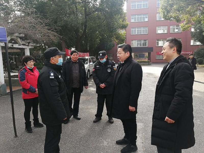 校领导慰问新年值守一线的教职工