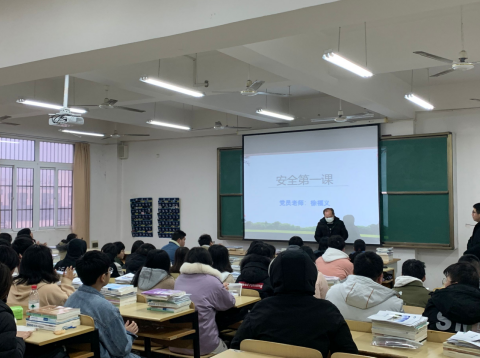 综合党支部党员徐福义同志讲开学第一课