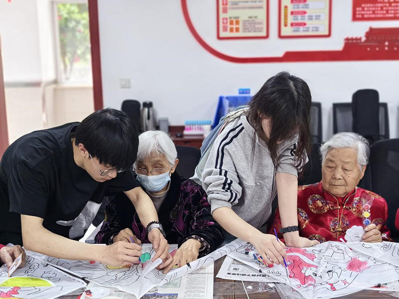 机电工程学院志愿者走进钱桥颐养中心,以爱心志愿行动温暖银龄岁月