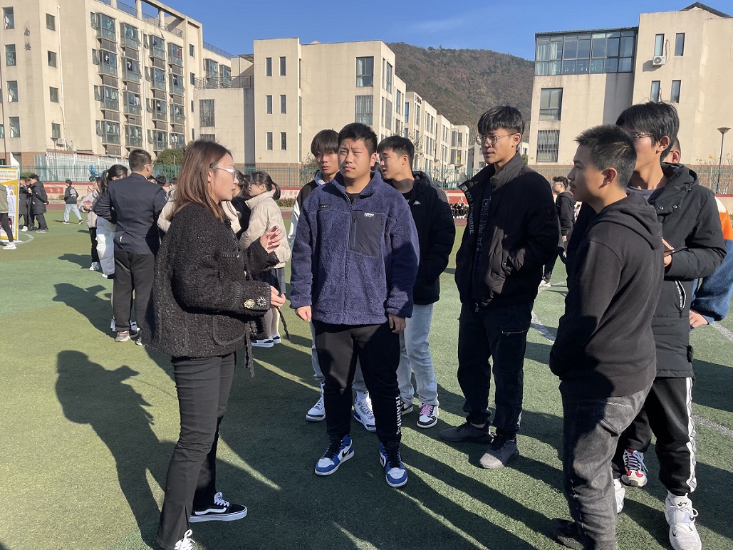 交通工程学院21级“中新直通班”成功举办“英语角”活动