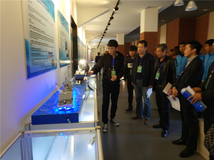 1541728090934052706.jpg 参赛选手现场介绍作品设计制作理念.jpg