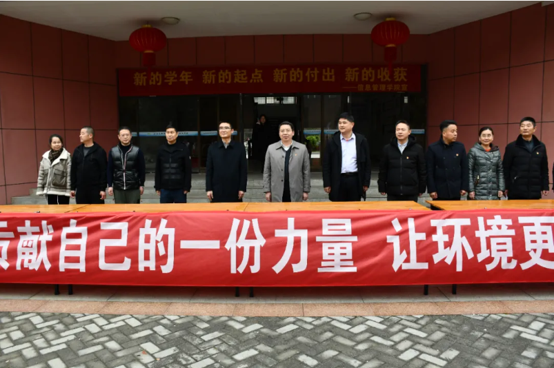 学校开展义务植树活动