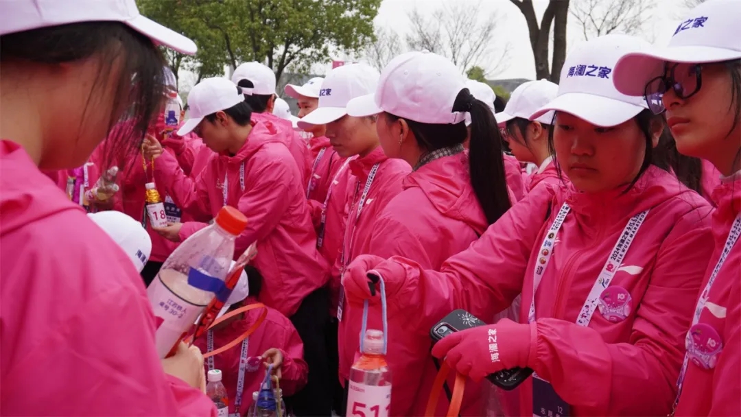 学校学生志愿者圆满完成2024无锡马拉松志愿服务工作
