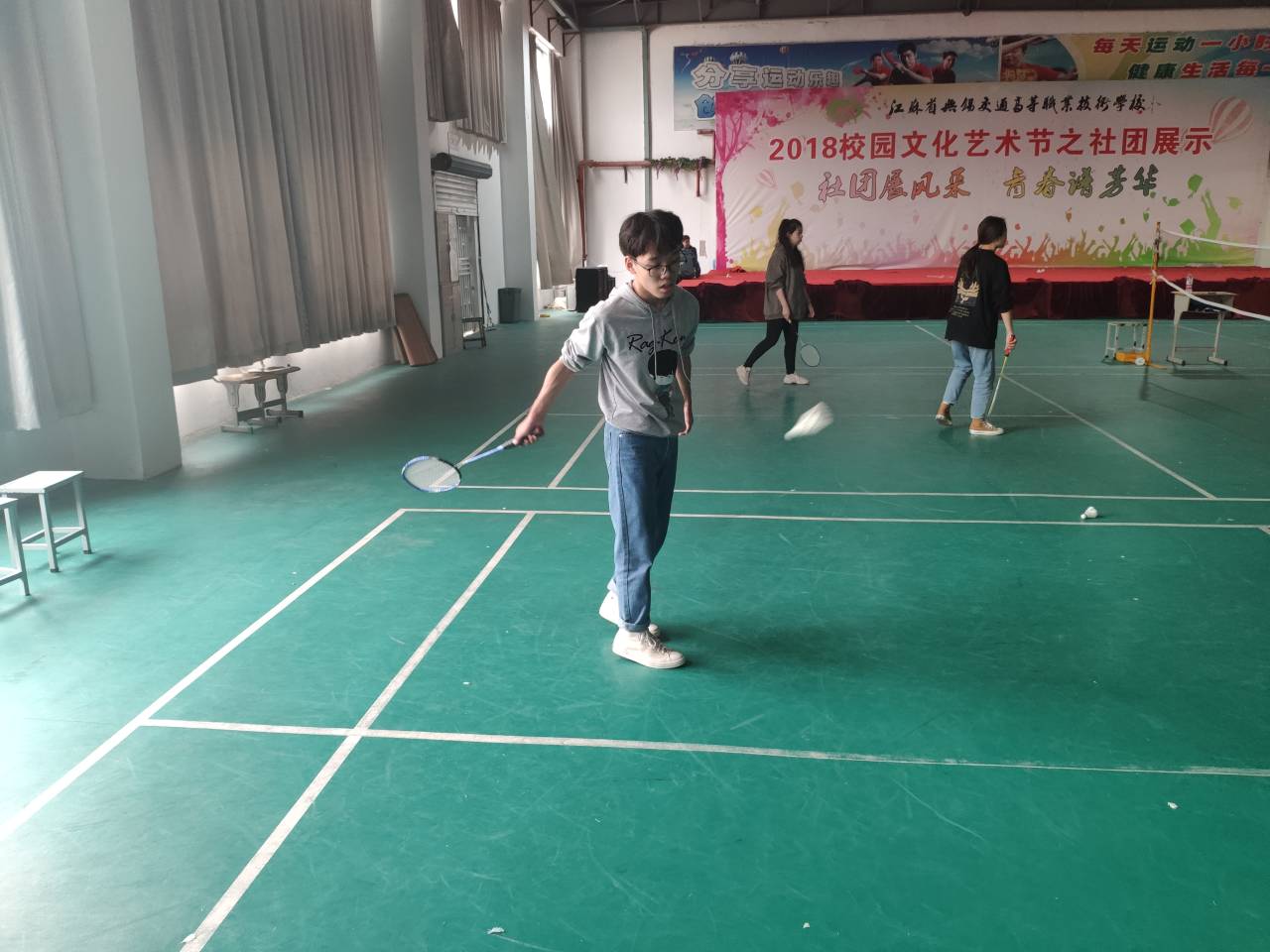 放飞青春，羽动你我 ——181611班主题班会之羽毛球比赛