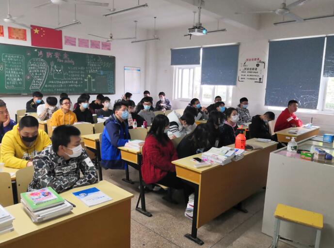 第一批学生开学汽车工程学院教学秩序井然