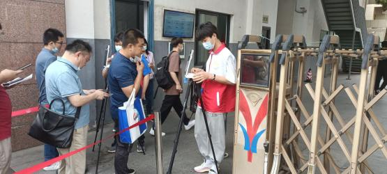 我校青年志愿者为二级建造师考试顺利进行保驾护航