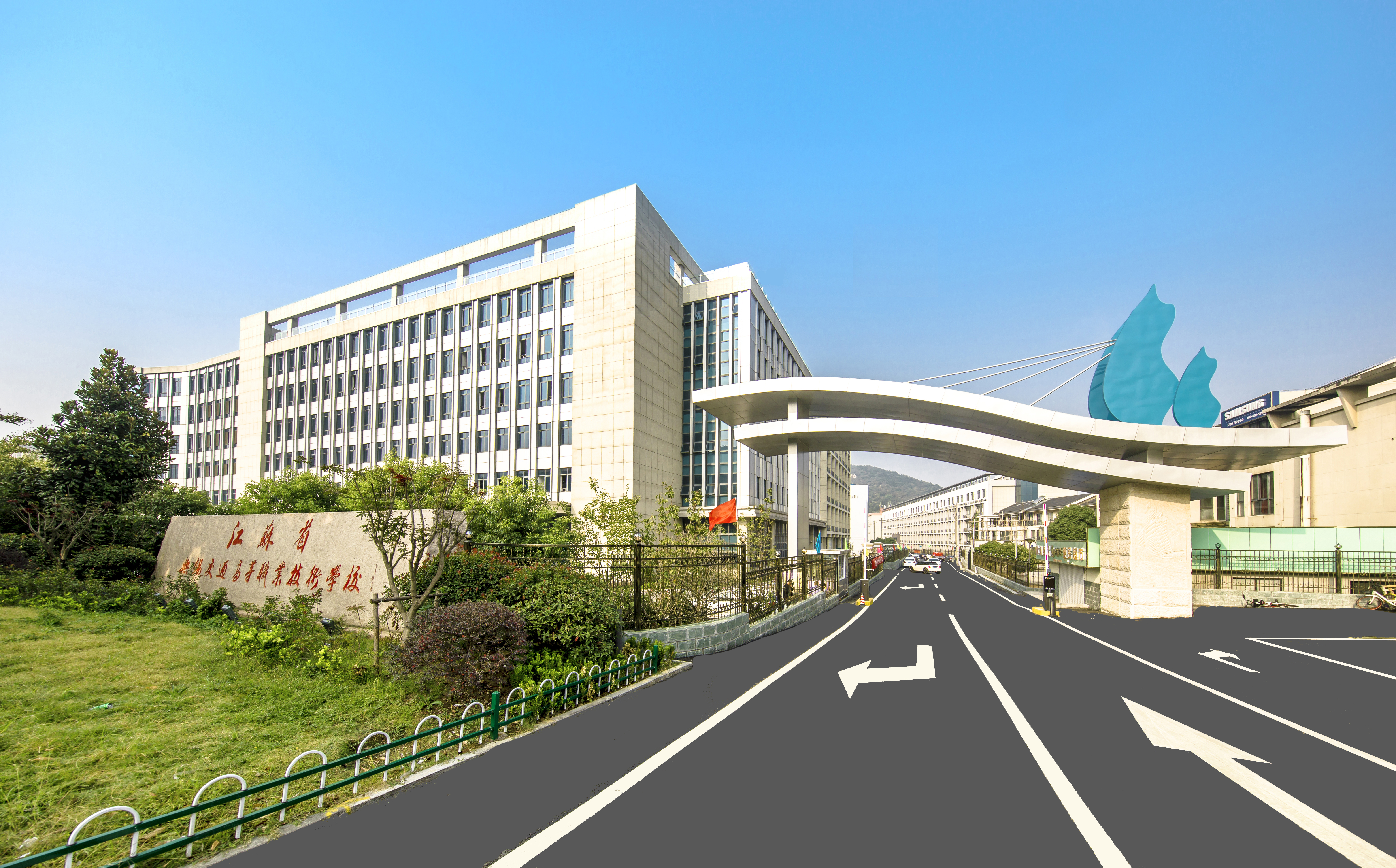 为认真贯彻落实十九大精神，进一步加强学生意识形态教育, 提高学生思想政治素质，增强学生的社会责任感，信息管理学院自11月初组织全院学生观看每晚19:00-19:30中央电视台新闻联播节目。   