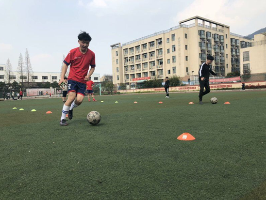 第十七届校运动会信息管理学院足球健儿再次夺冠!